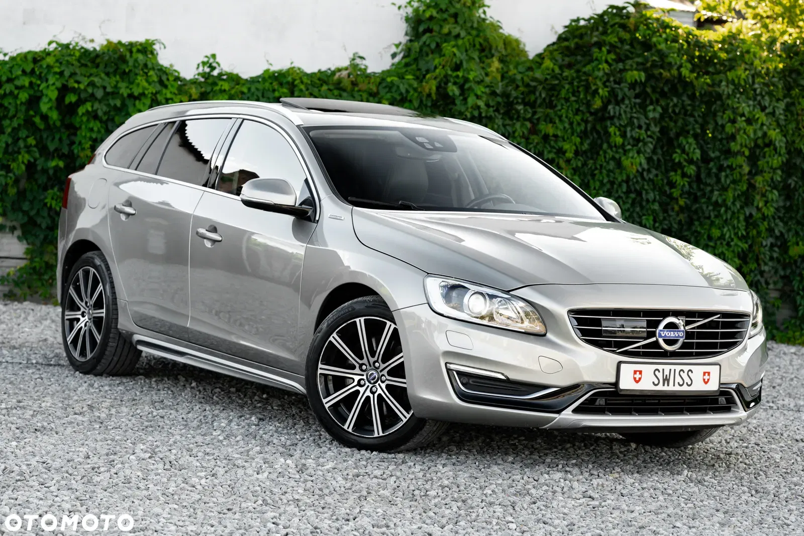 2014 Volvo V60 D6 AWD Plug-in Hybrid Momentum, photograph 2