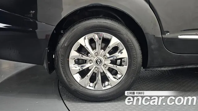 2016 KG_Mobility_Ssangyong KORANDO 4WD Chateau 11-seater, photograph 2