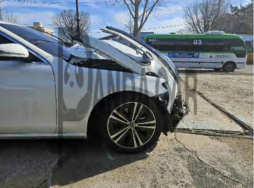 2021 Mercedes-Benz E250, photograph 2