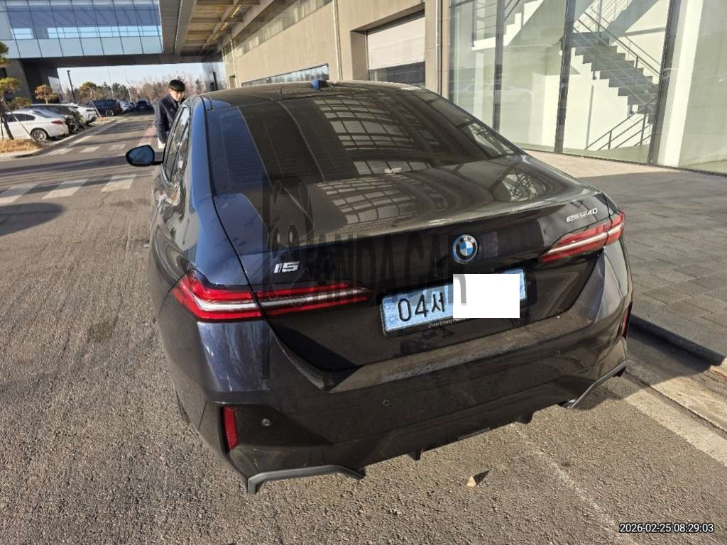 2025 BMW i5 eDrive40, photograph 1