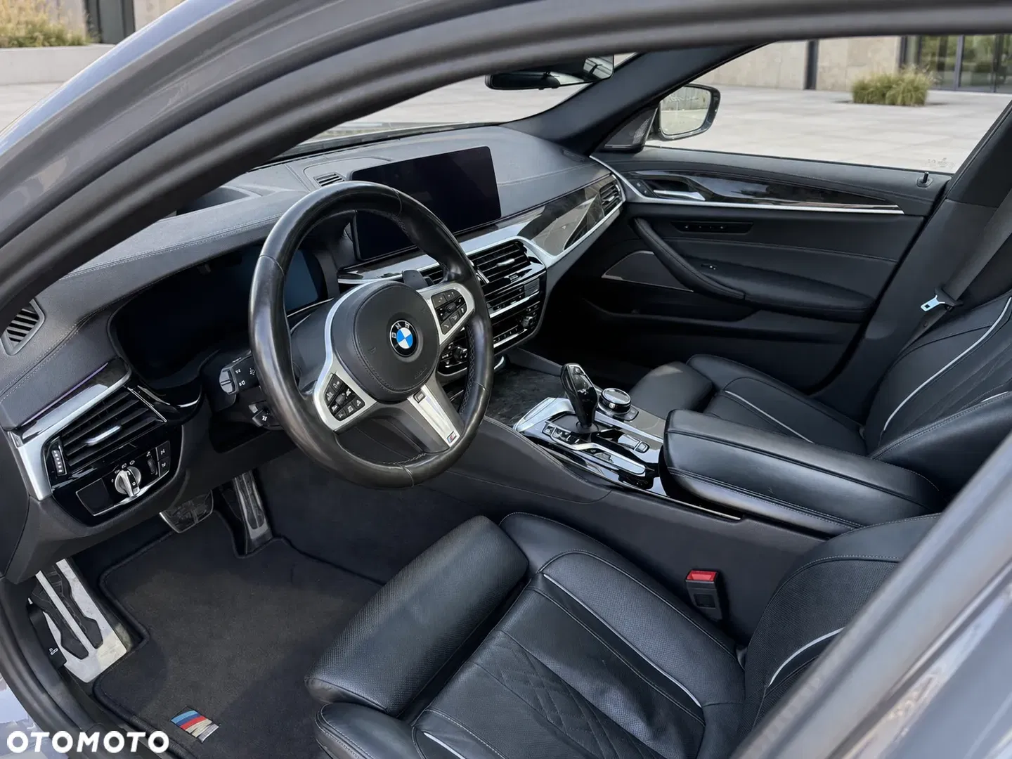 2021 BMW Seria 5 M550i xDrive, photograph 8