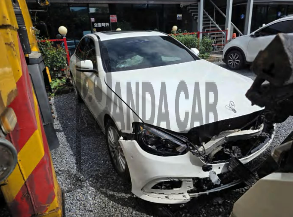 2023 Mercedes-Benz E220 d 4MATIC, photograph 2
