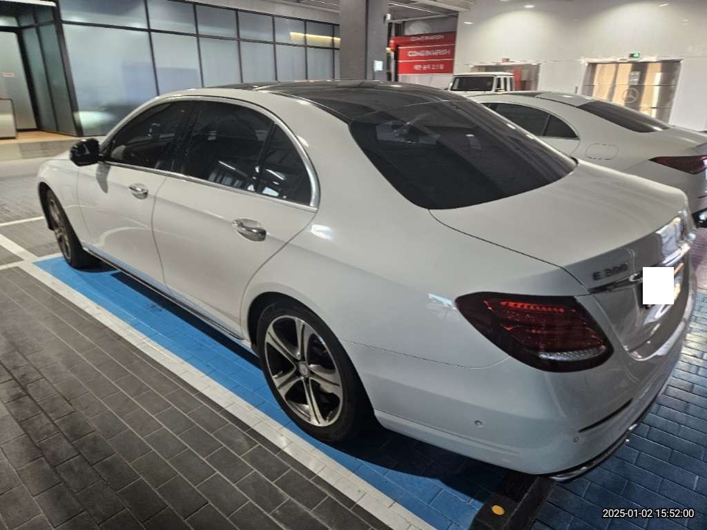 2017 Mercedes-Benz E300 4Matic, photograph 3