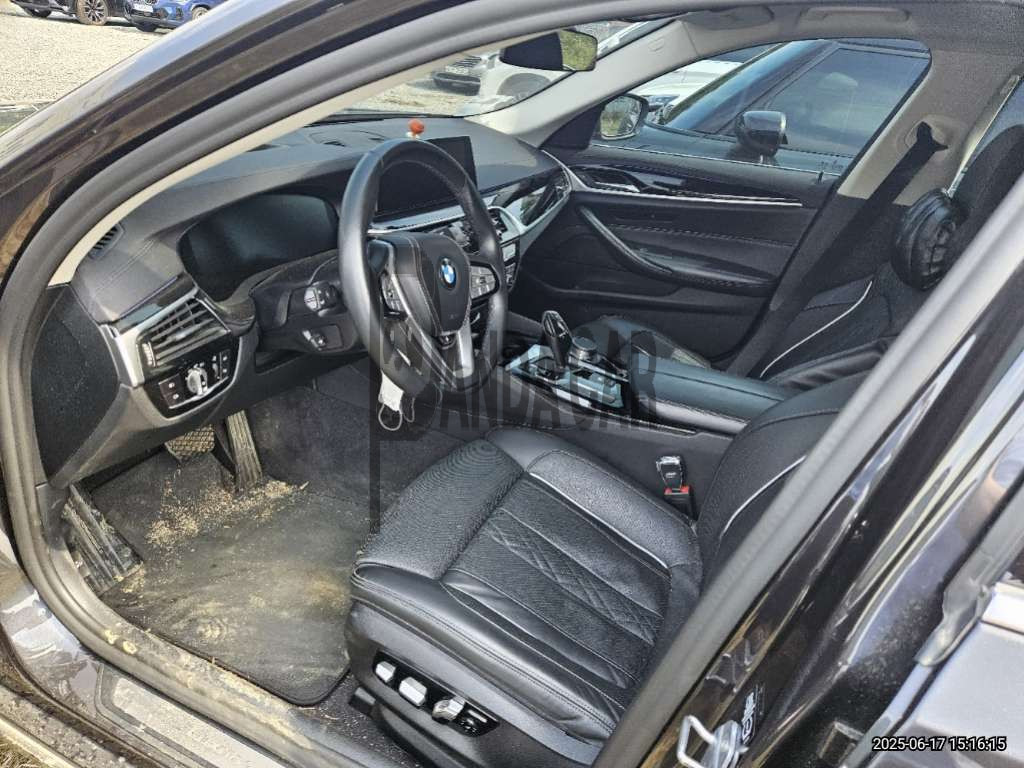 2020 BMW 520d Luxury, photograph 2