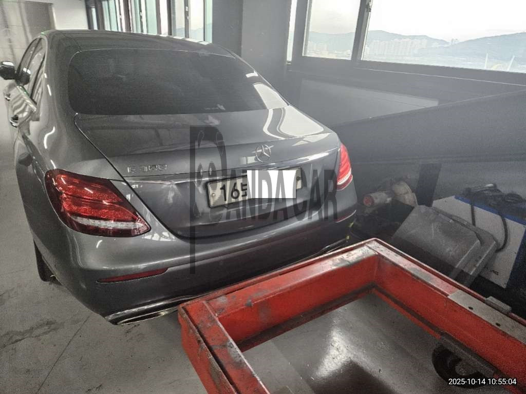 2017 Mercedes-Benz E200, photograph 3