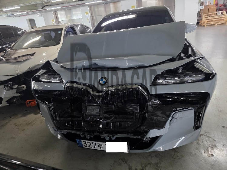 2026 BMW 740i xDrive, photograph 1