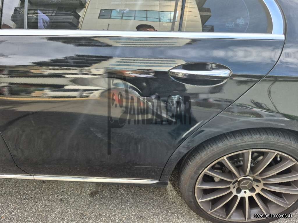 2017 Mercedes-Benz E200, photograph 3