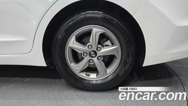 2017 Hyundai AVANTE 1.6 GDI Smart, photograph 2