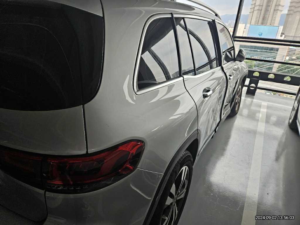 2021 Mercedes-Benz GLB220, photograph 4