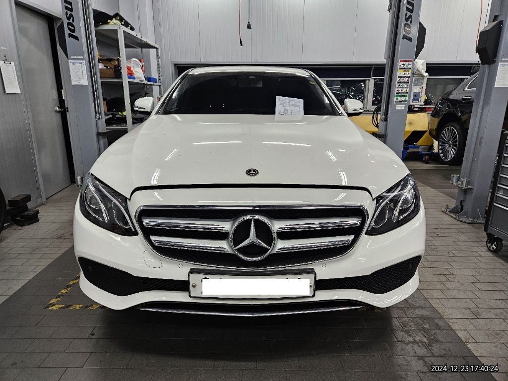 2019 Mercedes-Benz E300, photograph 1
