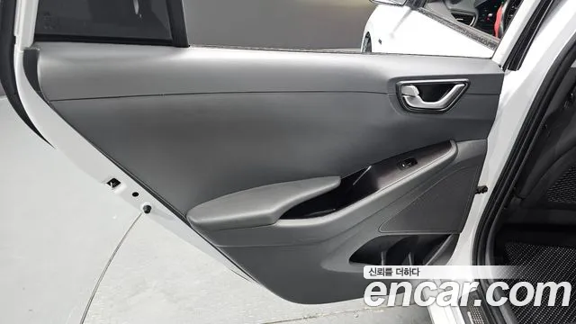 2016 Hyundai Ioniq Q, photograph 1