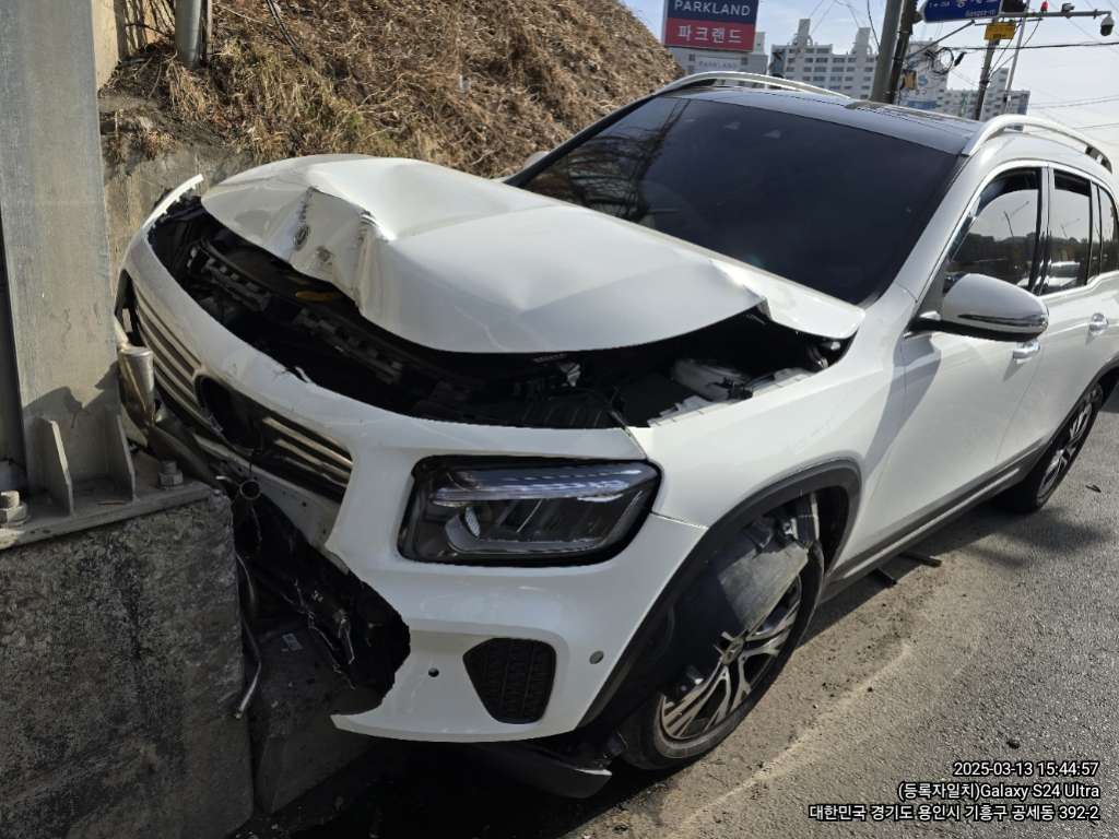 2024 Mercedes-Benz GLB200 d, photograph 4