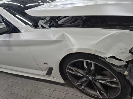 2021 BMW M550i xDrive, photograph 2