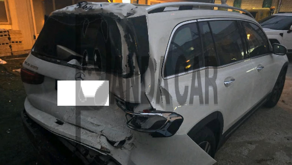 2021 Mercedes-Benz GLB220, photograph 2