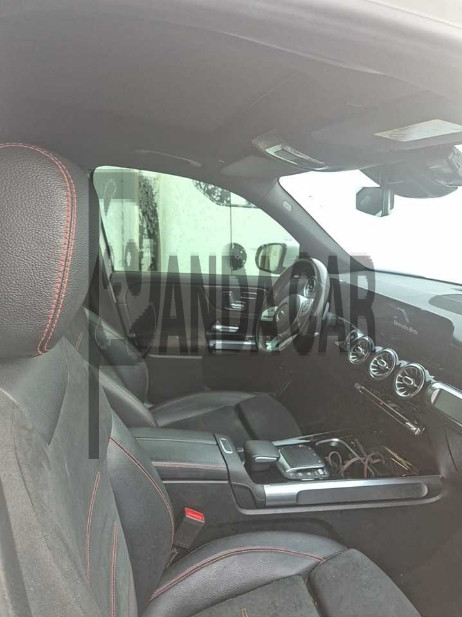 2021 Mercedes-Benz GLB250 4MATIC, photograph 3