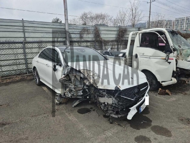2022 Mercedes-Benz E350 4MATIC, photograph 3