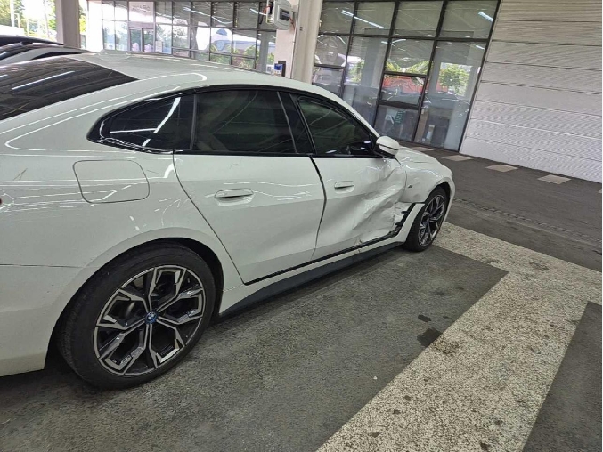 2022 BMW i4 eDrive40, photograph 4