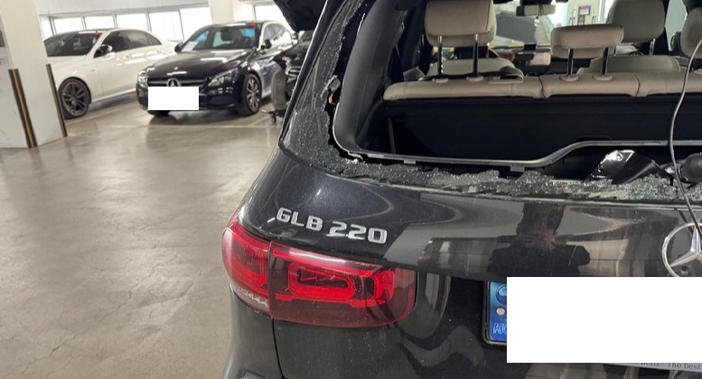 2021 Mercedes-Benz GLB220, photograph 2