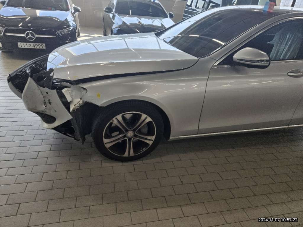2017 Mercedes-Benz E300 4Matic, photograph 5