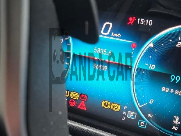 2021 Mercedes-Benz GLB220, photograph 2