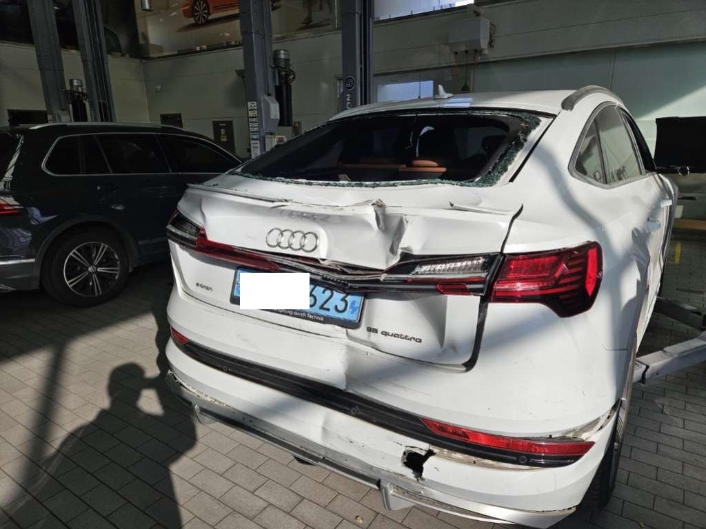 2022 Audi etron Sportback 55 quattro, photograph 2