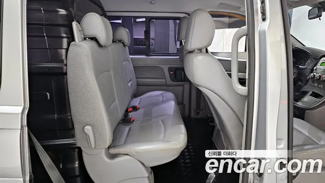2014 Hyundai Starex 5-Seater VAN, photograph 4