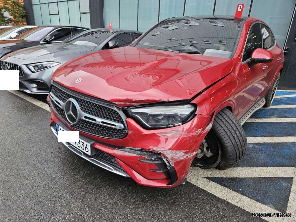 2024 Mercedes-Benz GLC 300 4MATIC Coupe, photograph 3