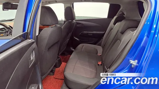 2013 ChevroletGMDaewoo Aveo LS, photograph 8