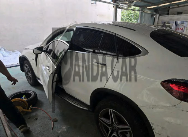 2021 Mercedes-Benz GLC300 e 4MATIC Coupe, photograph 3
