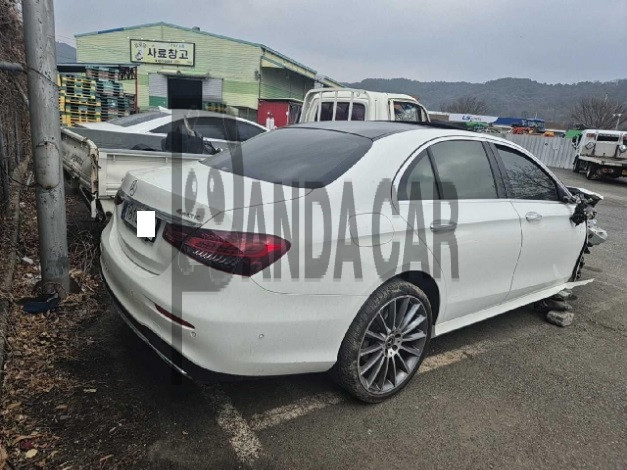 2022 Mercedes-Benz E350 4MATIC, photograph 2