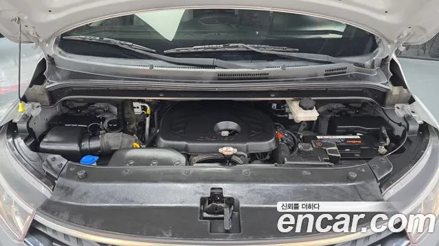 2021 Hyundai Starex Van 3-Seater, photograph 3