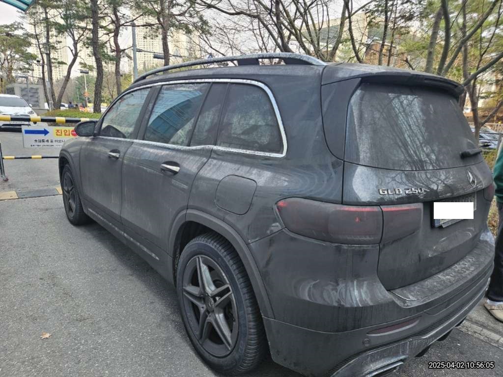 2021 Mercedes-Benz GLB250 4MATIC, photograph 2