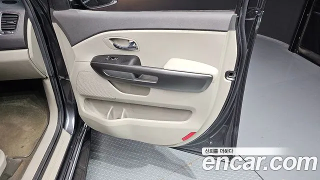 Kia Canival 9-seater Luxury — photo 1 of 34