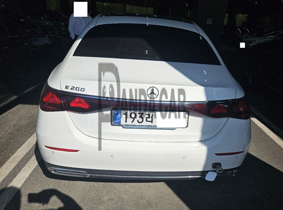 2025 Mercedes-Benz E 200, photograph 3