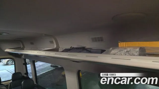 2015 Hyundai Solati 15-seater, photograph 12