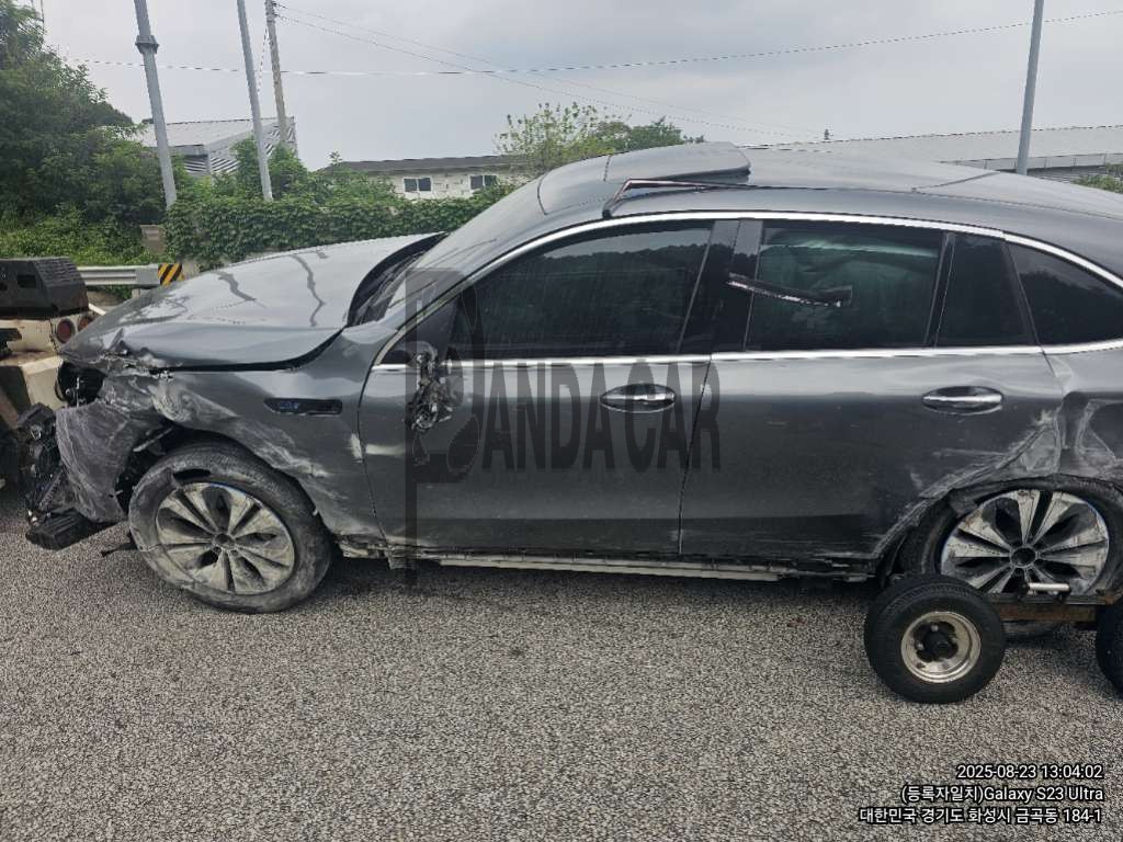 2021 Mercedes-Benz EQC400 4MATIC, photograph 2