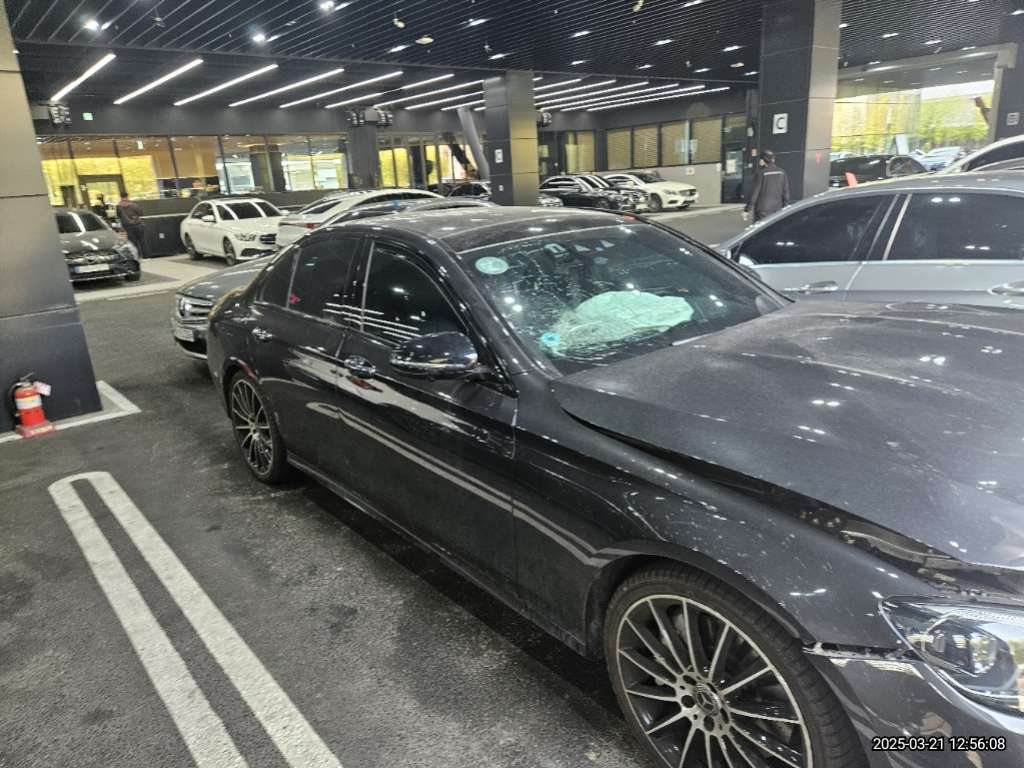 2023 Mercedes-Benz E350 4MATIC, photograph 2