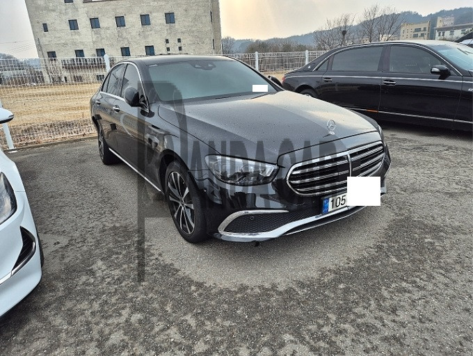 2021 Mercedes-Benz E300 e 4MATIC, photograph 2
