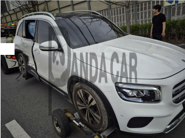 2021 Mercedes-Benz GLB220, photograph 2