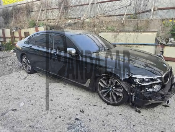 2019 BMW M760Li xDrive, photograph 3