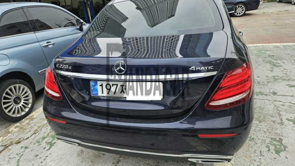 2019 Mercedes-Benz E220 d 4Matic, photograph 2