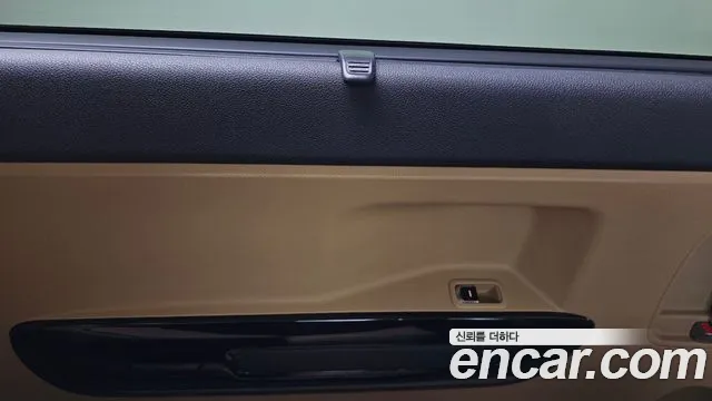Kia Canival 7-Seater Limousine — photo 1 of 29