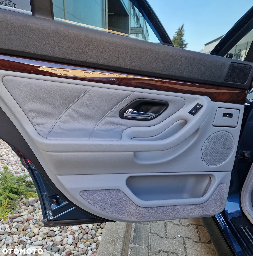 1995 BMW Seria 7 740i V8, photograph 10