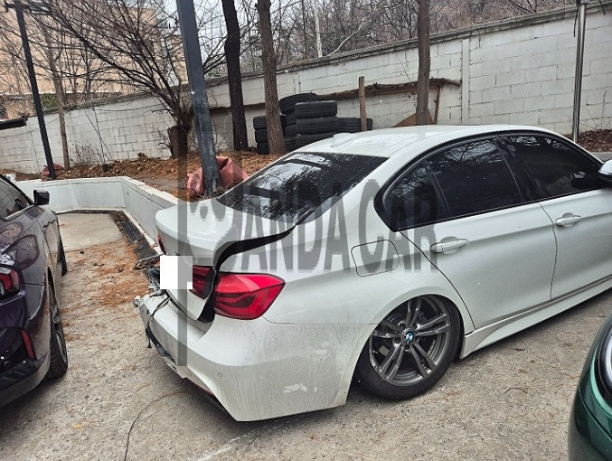 2018 BMW 320i, photograph 2