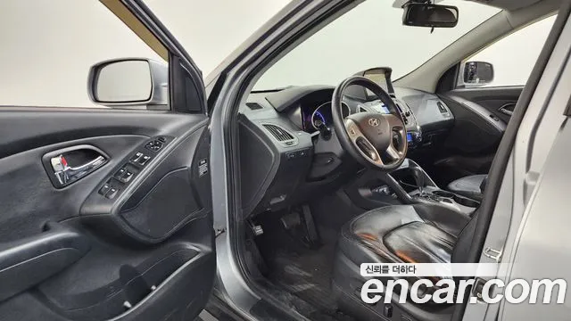 2011 Hyundai Tucson Diesel 2WD LX20, photograph 2