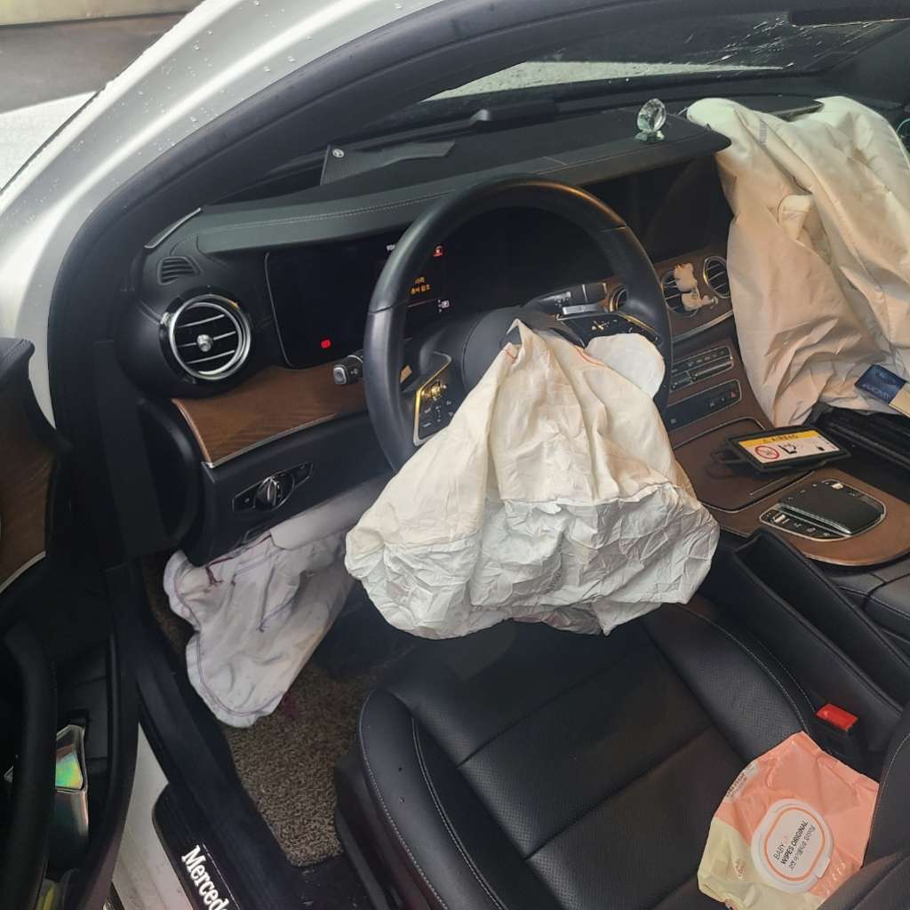 2021 Mercedes-Benz E250, photograph 1