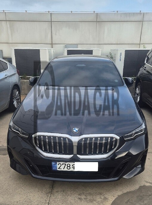 2024 BMW 530i xDrive, photograph 1