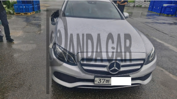2017 Mercedes-Benz E200, photograph 2