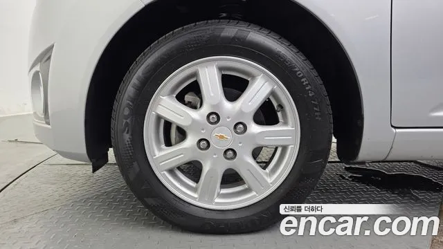 2011 ChevroletGMDaewoo Spark LS, photograph 9
