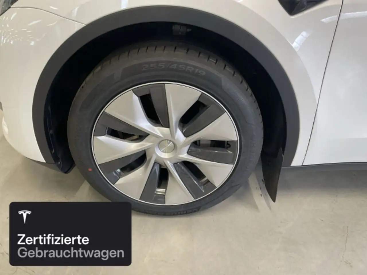 2023 Tesla Model Y Rear-Wheel Drive, photograph 7